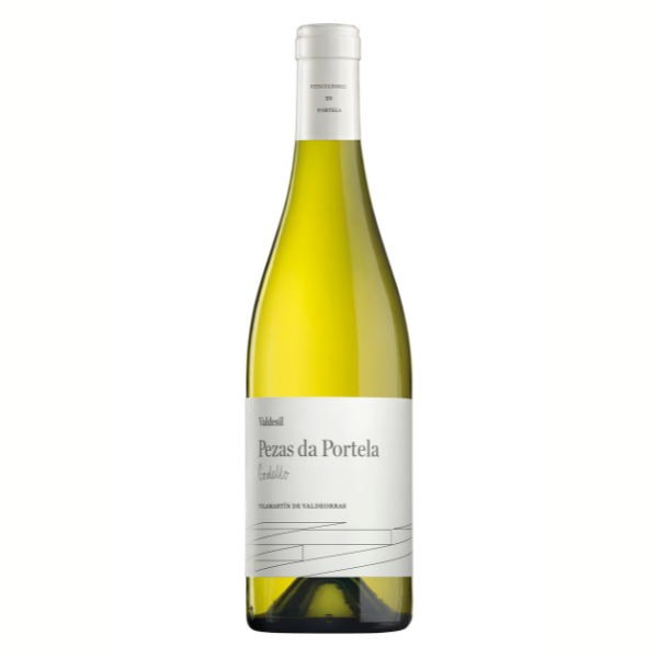 Botella de Pezas da Portela, vino blanco seco de la D.O. Valdeorras elaborado con uvas Godello de viñedos históricos en la aldea de Portela.