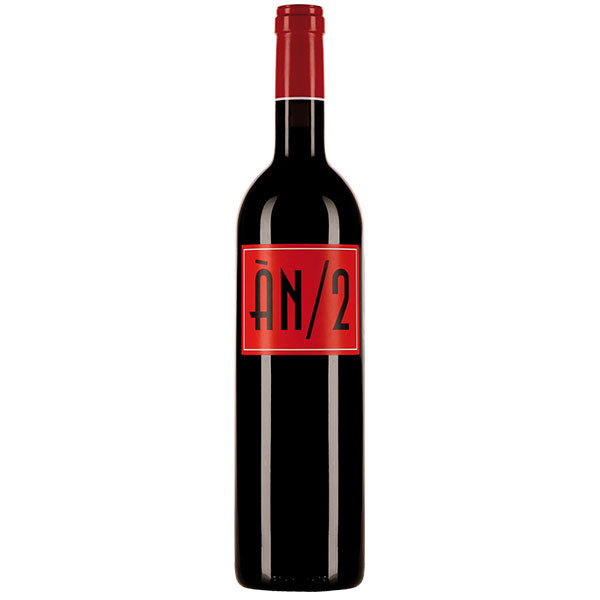 Magnum Ánima Negra es un vino creado por la Bodega Ánima Negra, ubicada en el corazón de la isla de Mallorca, España. El vino es una mezcla única de variedades autóctonas, como Callet, Mantonegro, Manto Negro, Fogoneu, Monastrell y Syrah, todas ellas cultivadas en los viñedos de la bodega